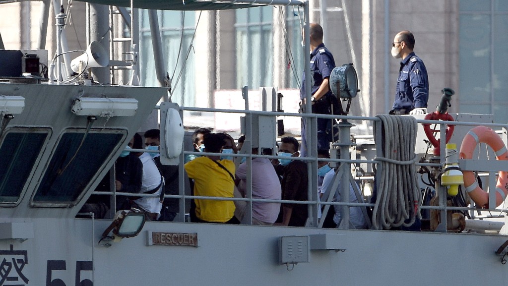 多名非华裔男子相信为非法入境者被接载至香港仔水警基地。