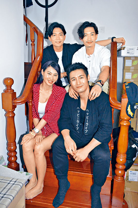 翟威廉开新店，周志文、周志康兄弟与庄端儿齐捧场。