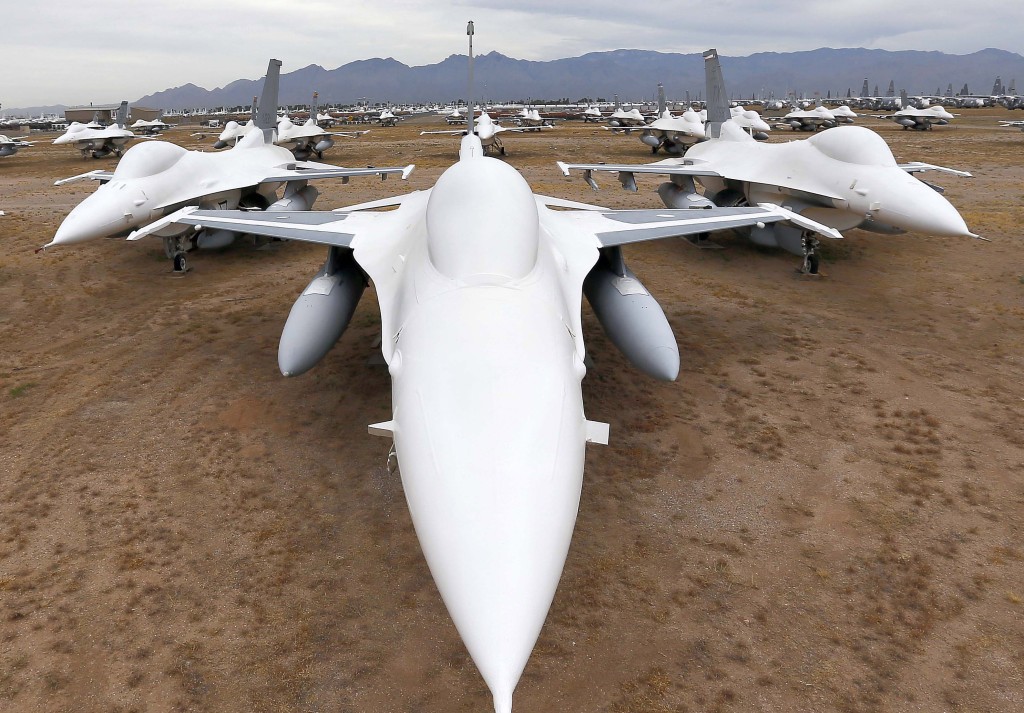  亞利桑那州「軍機墳場」裏的F-16戰機塗上密封漆。 美聯社