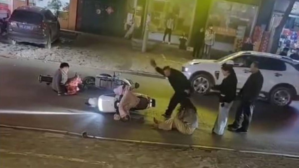 河南平頂山劉某飛當街毆打少女引起公憤。