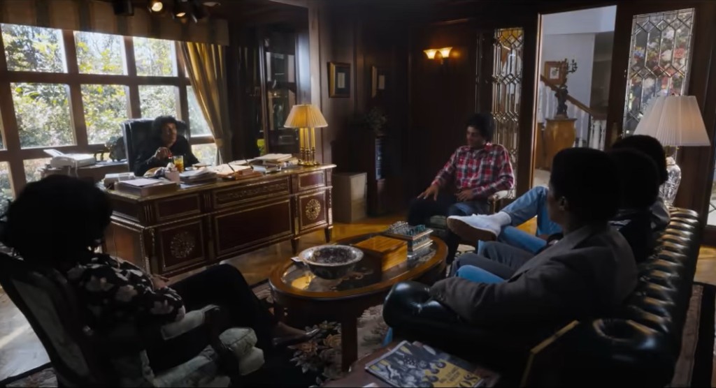 片中更會對MJ反抗父親作個人發展的過程有深入描寫。 片中更會對MJ反抗父親作個人發展的過程有深入描寫。