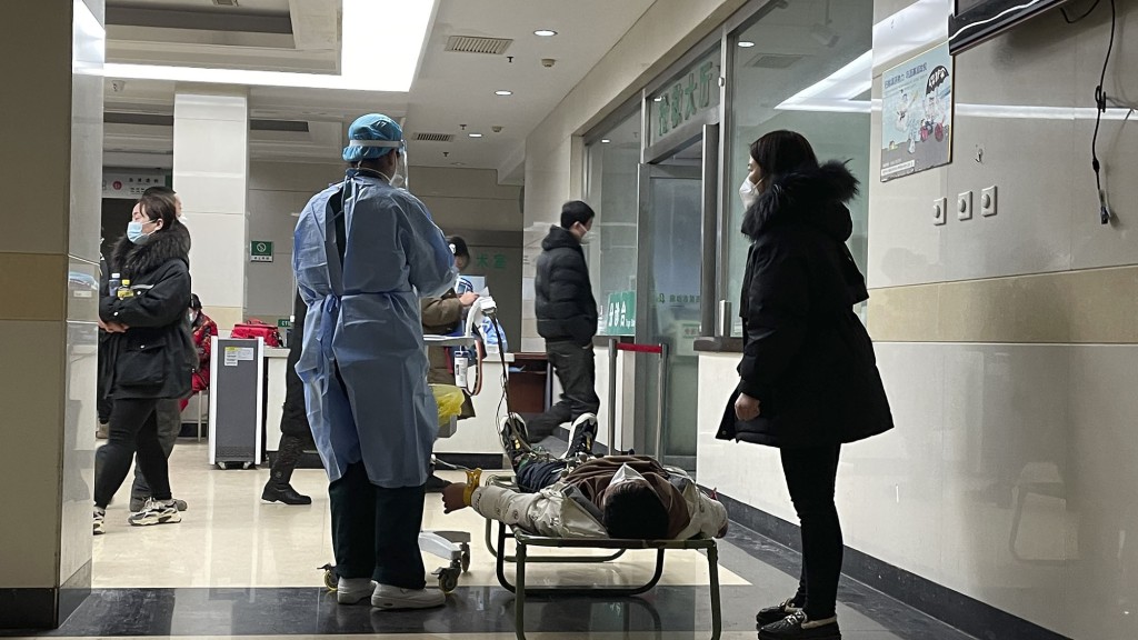 內媒報道指上海多家醫院近日重症患者數量增多。 AP圖