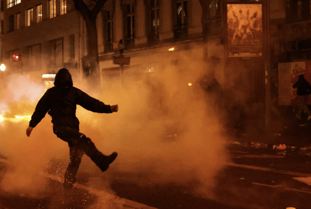 暴力在法國街頭蔓延。路透社圖片