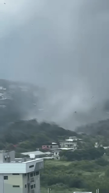 淡水大雷雨中驚現「水龍捲」。 threads
