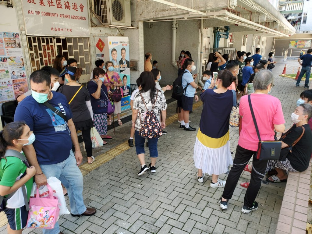 火警期間,多名居民疏散。 蔡楚輝攝