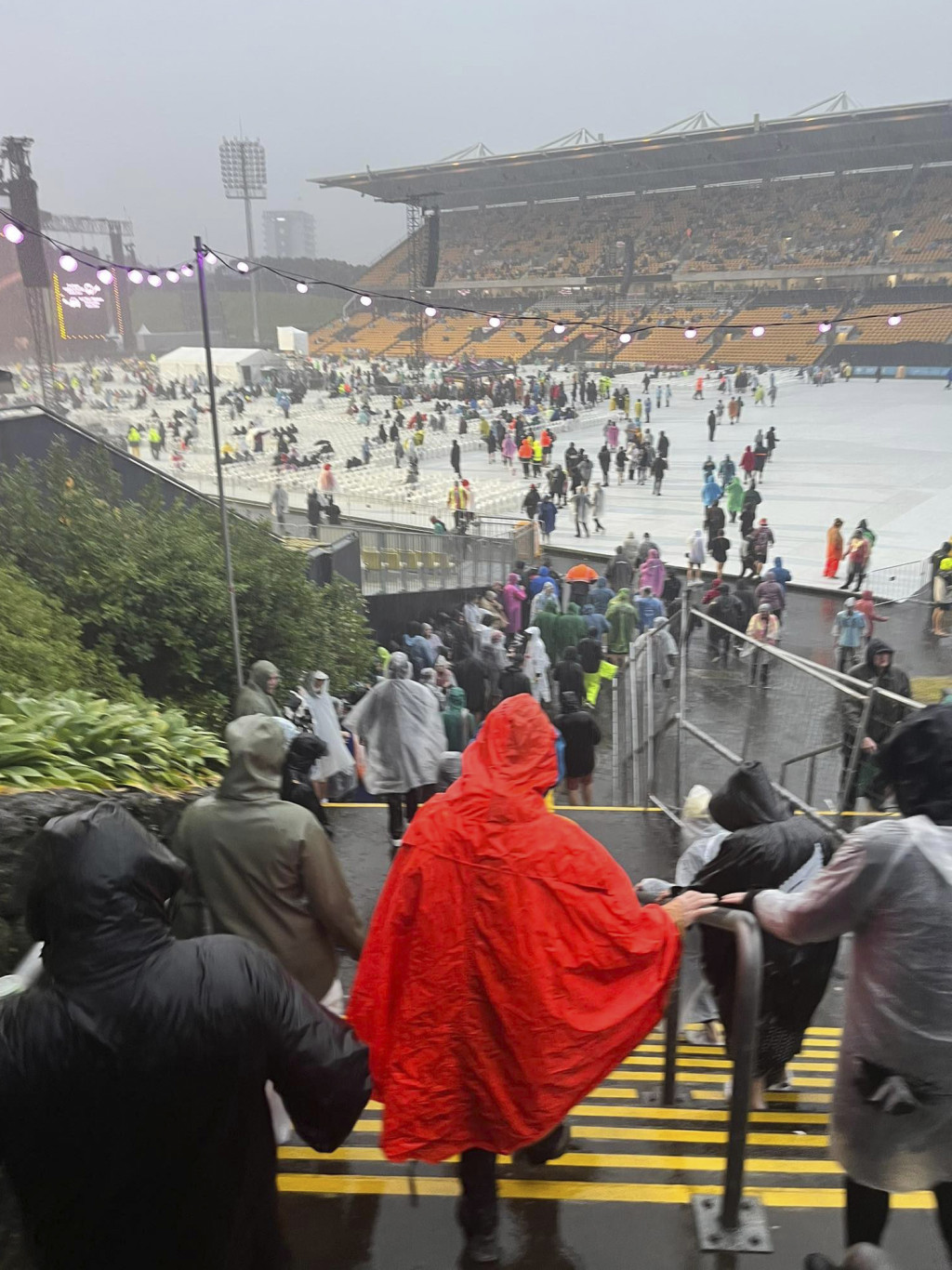 艾頓莊演唱會因大雨臨時取消觀眾在協助下疏散。美聯社