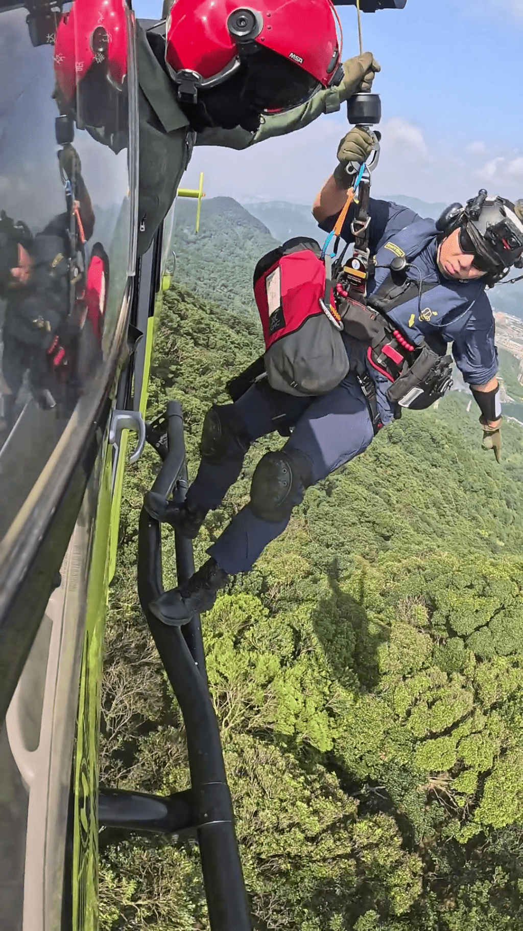 航空救援人員用吊索救人。 航空救援人員用吊索救人。
