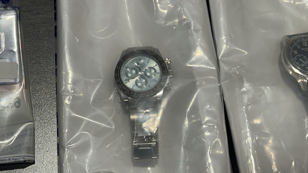 警方檢獲多隻名貴手錶。楊偉亨攝 警方檢獲多隻名貴手錶。楊偉亨攝