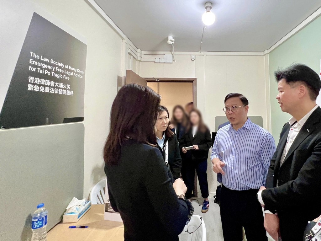 張國鈞和湯文龍向現場當值的義務律師了解服務站的運作情況和居民的回饋。張國鈞FB圖片 張國鈞和湯文龍向現場當值的義務律師了解服務站的運作情況和居民的回饋。張國鈞FB圖片