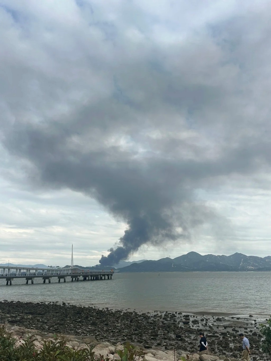 衝天濃煙飄過后海灣。小紅書 衝天濃煙飄過后海灣。小紅書
