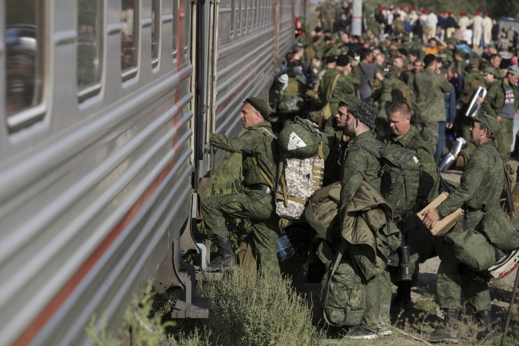 俄羅斯新兵在普魯德博伊火車站乘坐火車往戰場。AP
