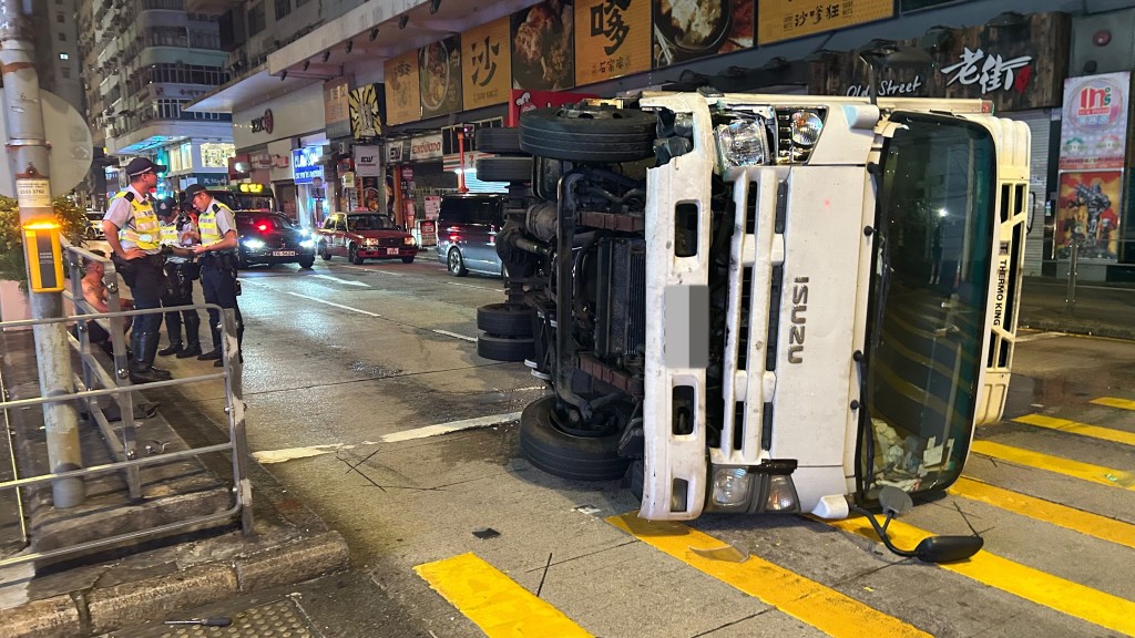 油麻地運豬車撞欄翻側 司機自行爬出無受傷 4小時內兩宗運豬車意外。蔡楚輝攝