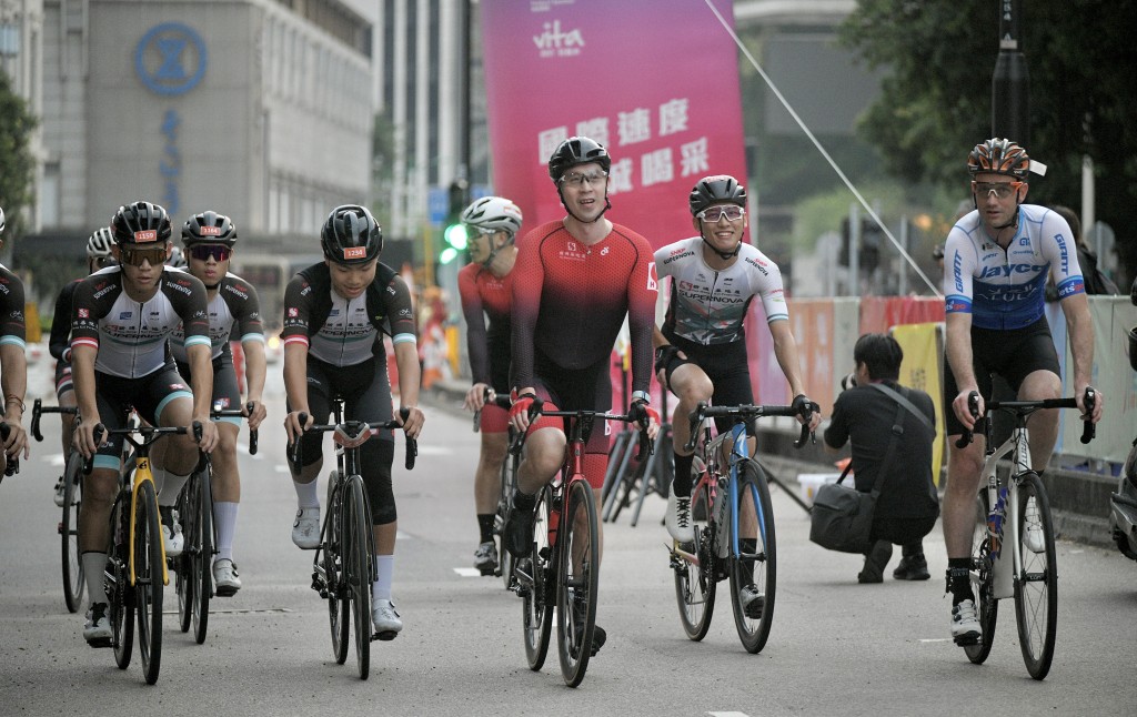 新鸿基地产执行董事郭基辉（前排中）再次与新地单车学院学员和 SHKP Supernova 单车队一同参与单车节。