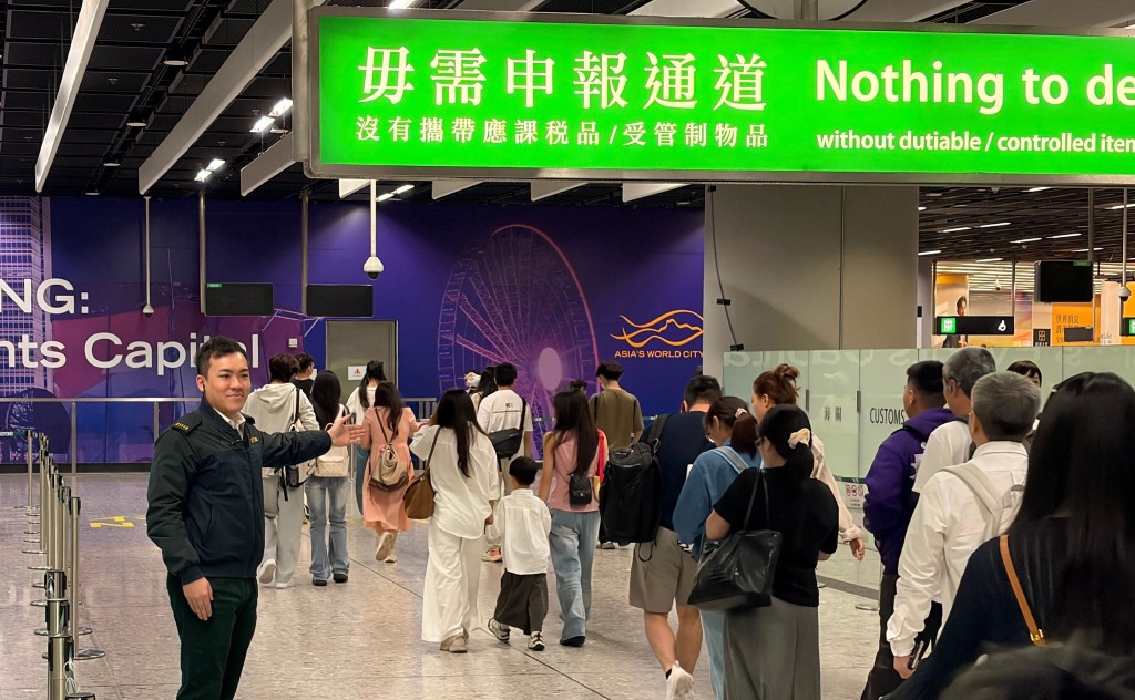 今日是五一黃金周長假期的第3天，海關預計是旅客及私家車的入境高峰。香港海關fb圖片