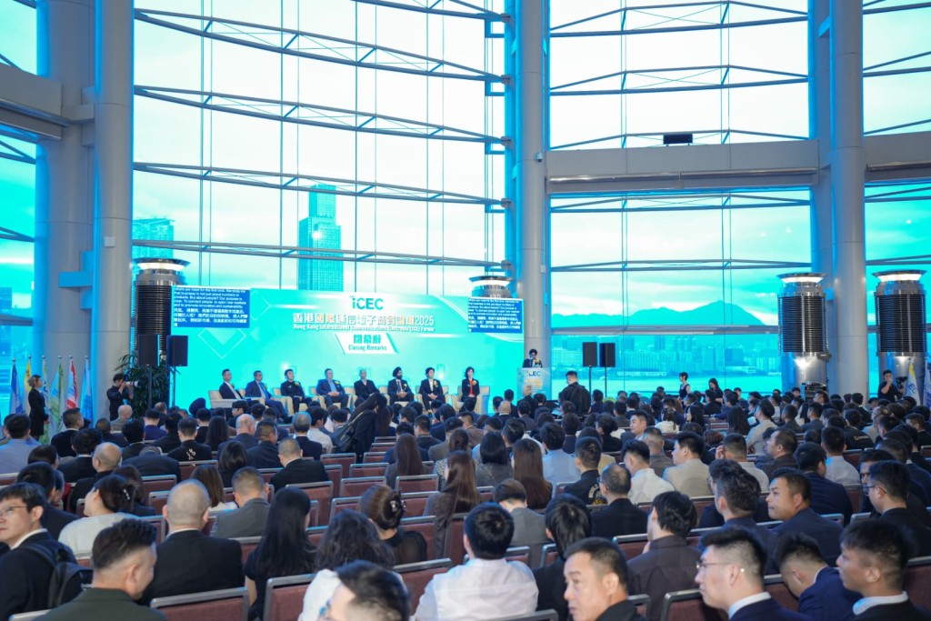 「香港國際通訊電子商貿論壇2025」匯聚海外及內地企業領袖，共同商討全球智能移動設備的新機遇。