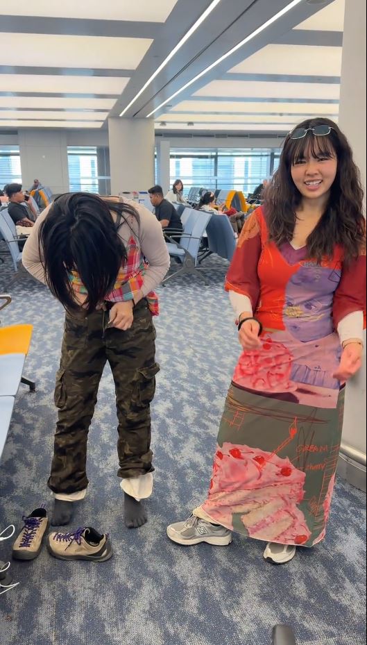 「羊」和朋友為省行李超重費，在機場把大量衣服層層穿在身上。抖音＠羊