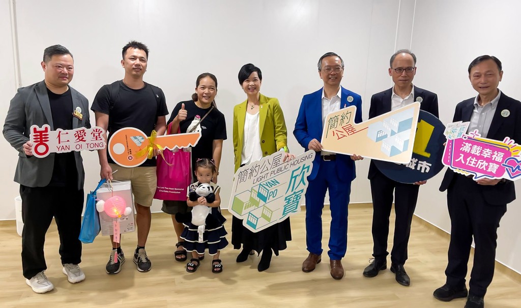 房屋局局長何永賢(中)到訪簡約公屋欣寶路項目入伙日。何永賢FB圖片 房屋局局長何永賢(中)到訪簡約公屋欣寶路項目入伙日。何永賢FB圖片
