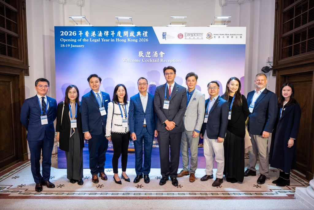 律政司司長林定國（左五）、大律師公會主席毛樂禮（左六），以及公會一眾執委會委員合照。