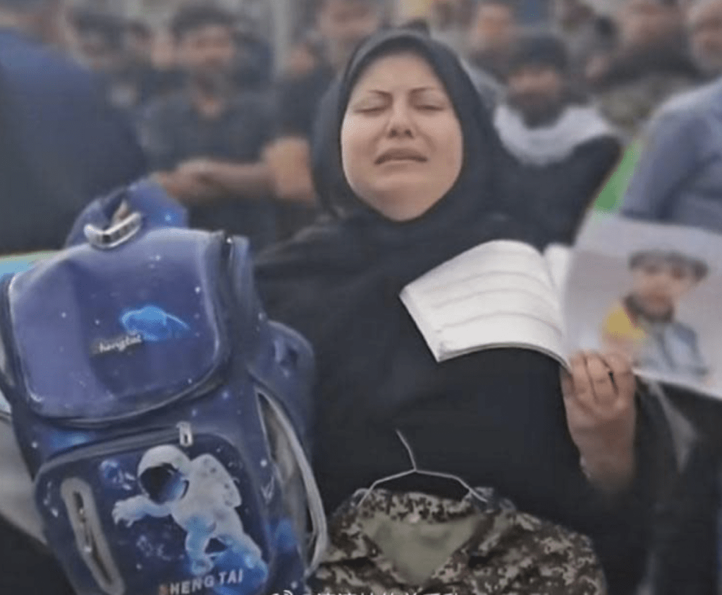 近日一段葬禮影片在網路流傳，畫面中一名母親悲痛欲絕，左手拿著孩子的照片和課本，右手舉著孩子的書包，胸前還掛著一件小小的上衣，情景令人鼻酸。新浪微博截圖