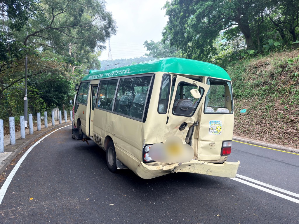 小巴車尾損毀。梁國峰攝