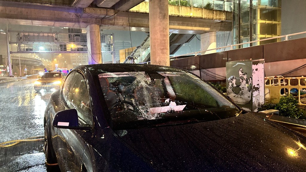 私家車車頭擋風玻璃破裂。 私家車車頭擋風玻璃破裂。