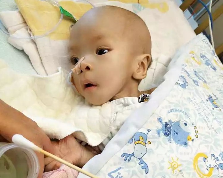 她經已1歲,但身體依然只有6.3磅。