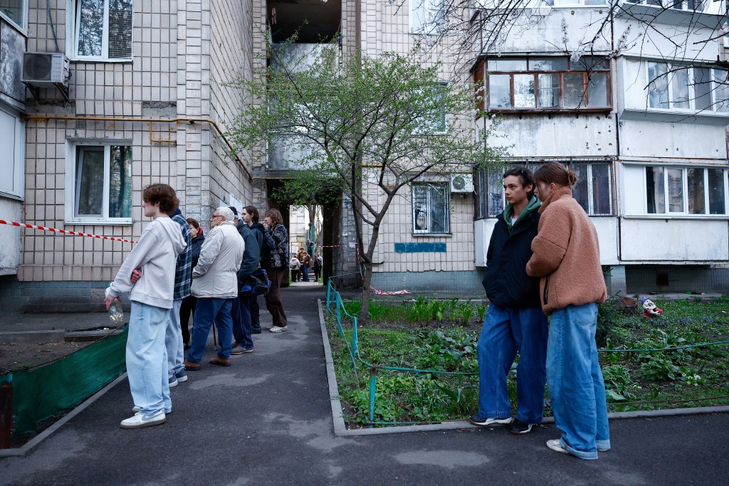 警方強攻前商店前，談判人員曾嘗試與其接觸。路透社