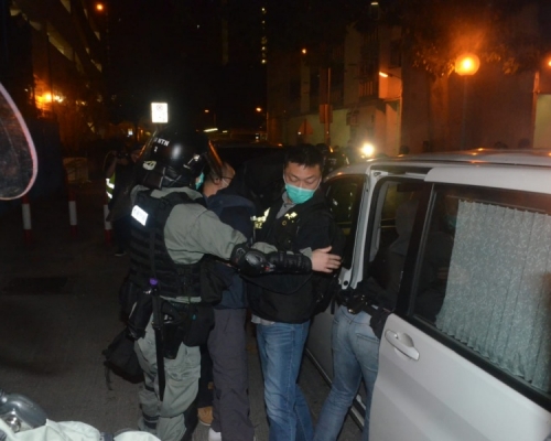警方在大埔帶走一名男子。