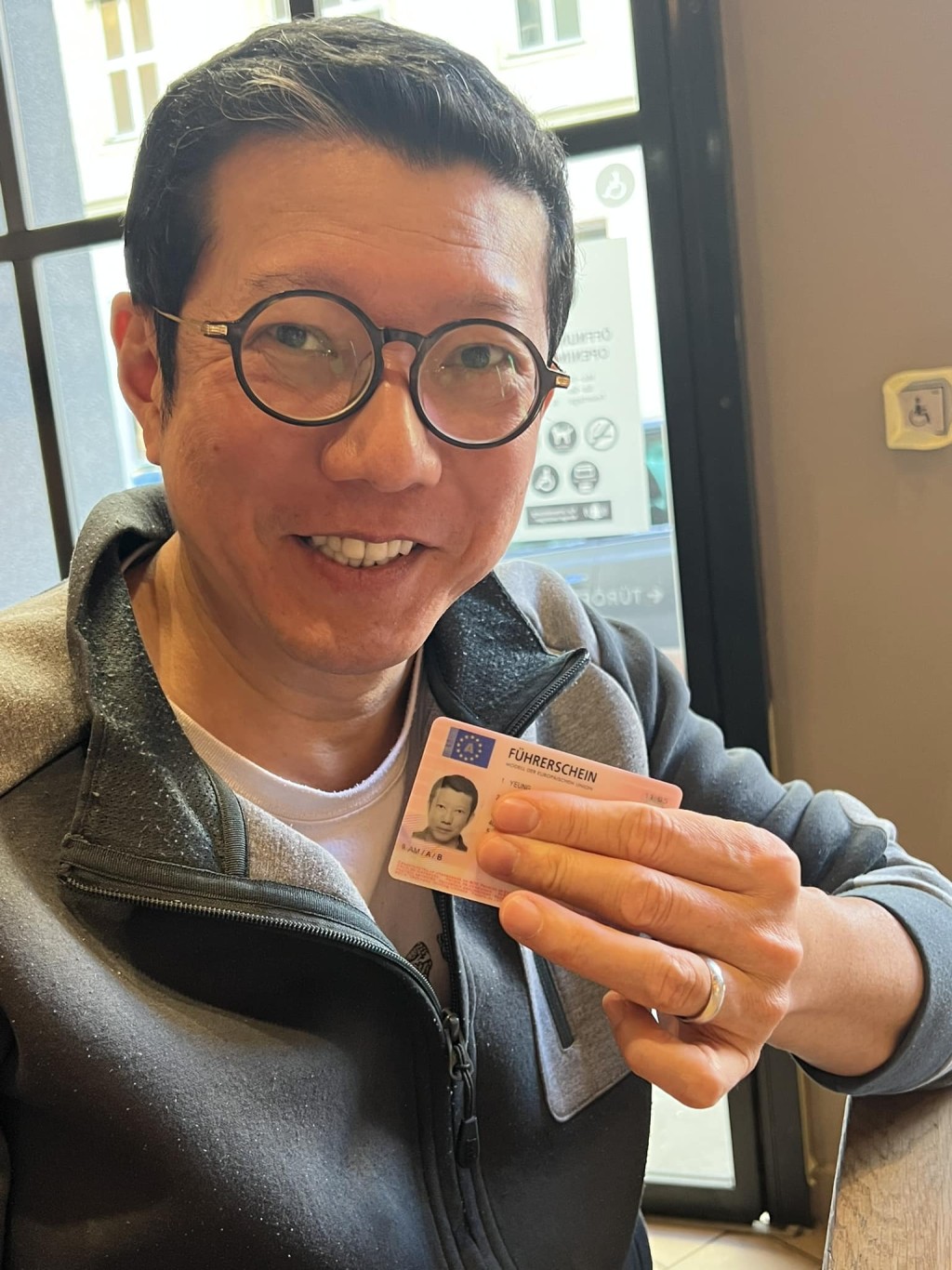 杨英伟已住满两年，一家已经获得当地三年居留证，日前他也取得奥地利的驾驶执照，并花约20多万港元买了一部商旅车。