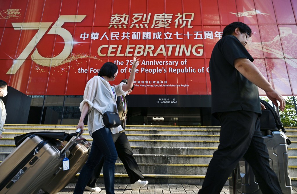 他亦希望吸引多些旅客來港，港人留港消費，刺激本港經濟。資料圖片