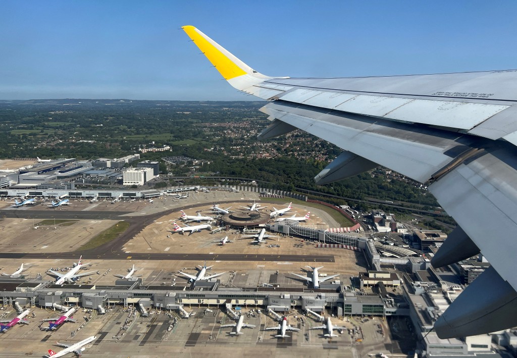 一架空中巴士A319客机今年4月准备降落期间，机师发现一个外形酷似“飞碟”的圆盘状物体，从相反方向在同一高度高速掠过，距离客机右翼最近约100呎。路透社/示意图