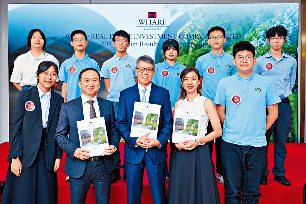 吳天海(前排左三)表示,目前香港經濟、零售和餐飲市場正面臨挑戰,經濟好轉情況能否持續,是零售市場發展關鍵。