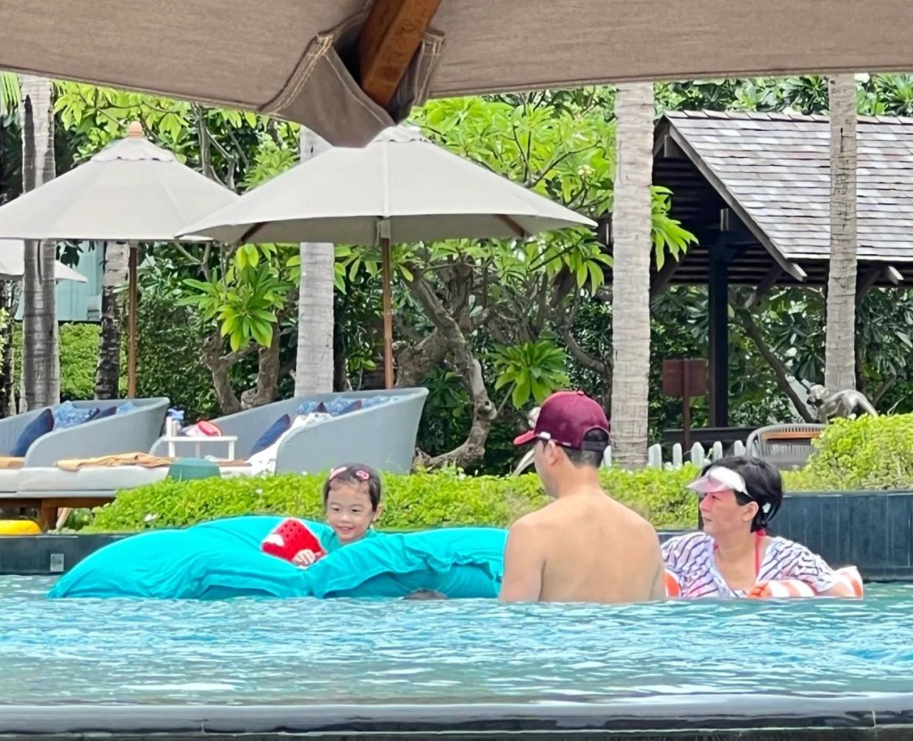 有网民亦捕捉到谢天华一家四口在酒店泳池耍乐，浸在水中央的他一直帽不离头，十分趣怪。