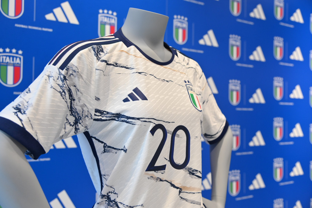 意大利國家隊推出新波衫，以雲石紋為特色。ＦＩＧＣ官網