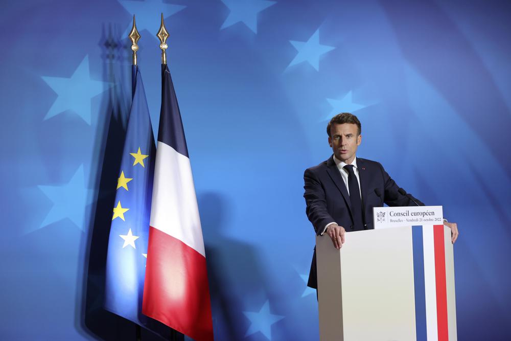 法国总统马克龙在高峰会上发言。美联社图片