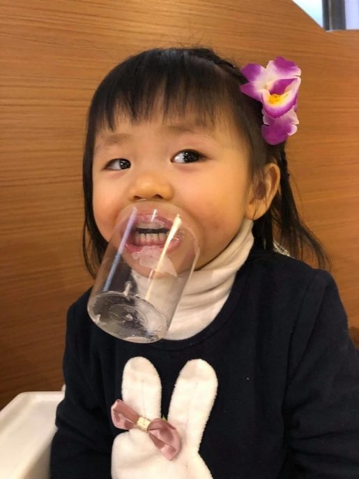 女兒頑皮搞事的畫面是日常。(網圖)