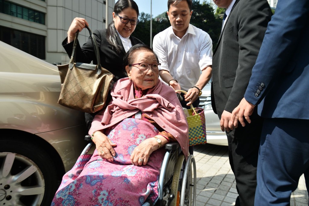 罗老太入禀控告汇丰信托一案,今早在高等法院续审。郭显熙摄