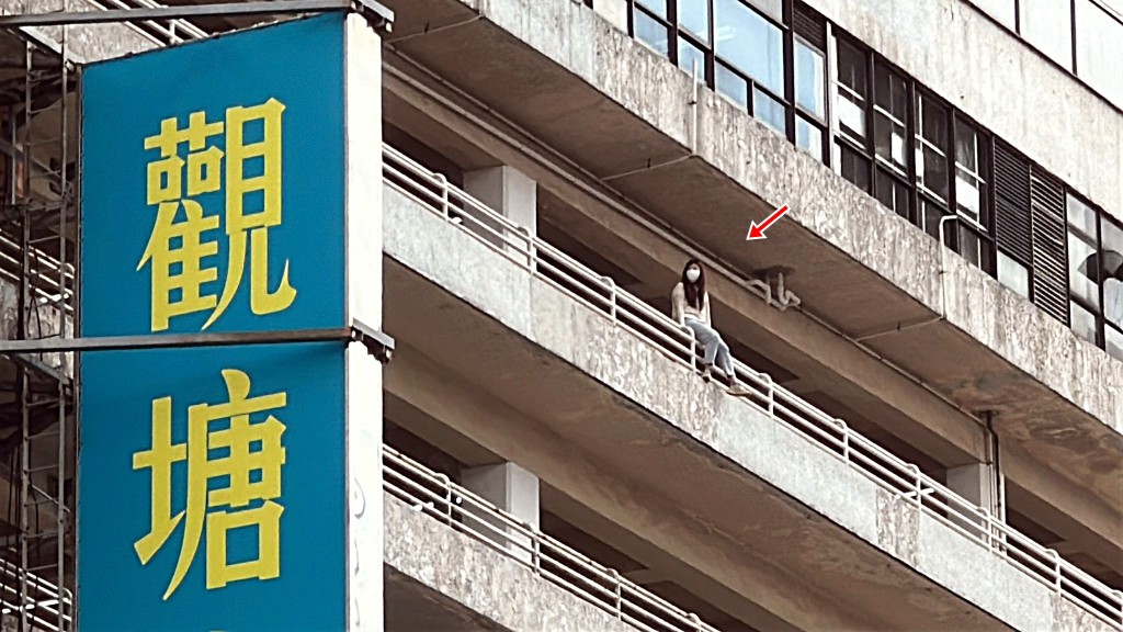 女子危站高處。劉漢權攝