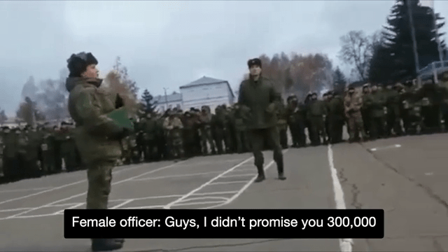 女军官回应：“不是我承诺给你们30万卢布。”