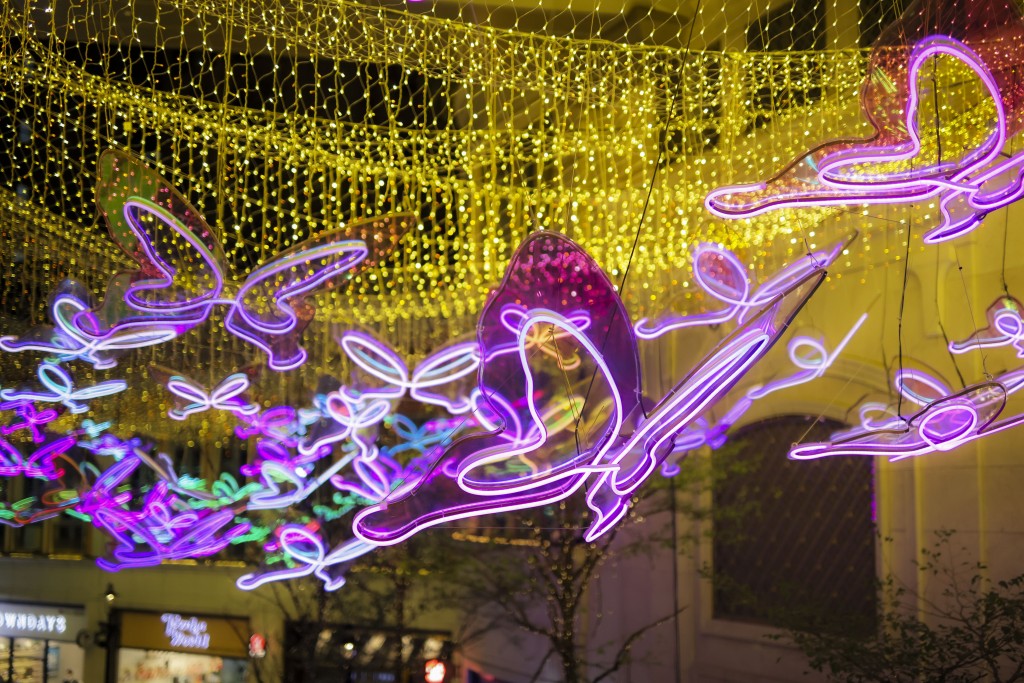 黃宏達2020年聖誕為利東街打造全球首個大型 AI 蝴蝶光影藝術裝置「Butterflies of Hope」（圖片來源：利東街）  ​