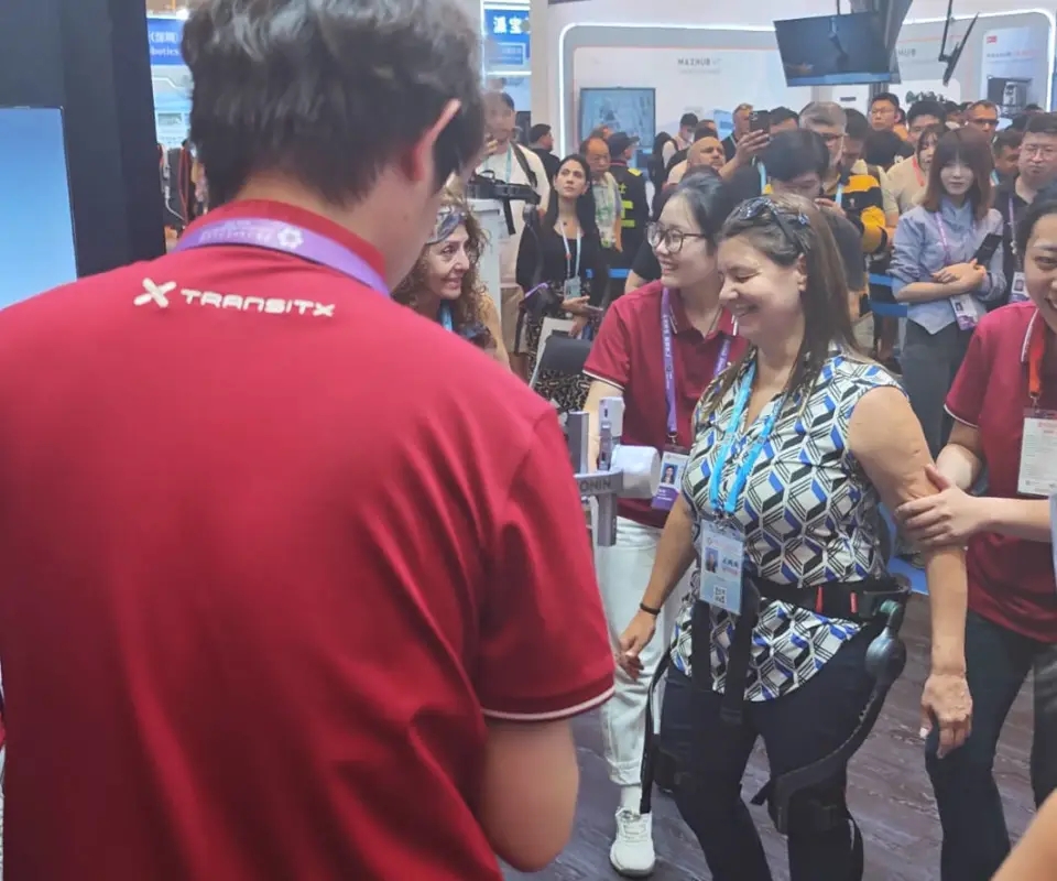 外籍残障女穿国产外骨骼设备重新站立行走。