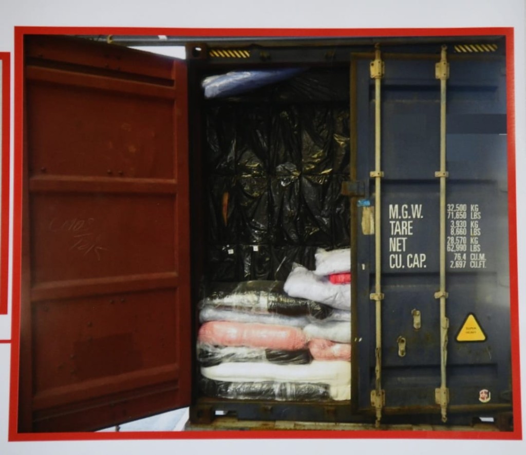 有貨櫃申報載有針織布的貨物，但海關在其中發現私煙。