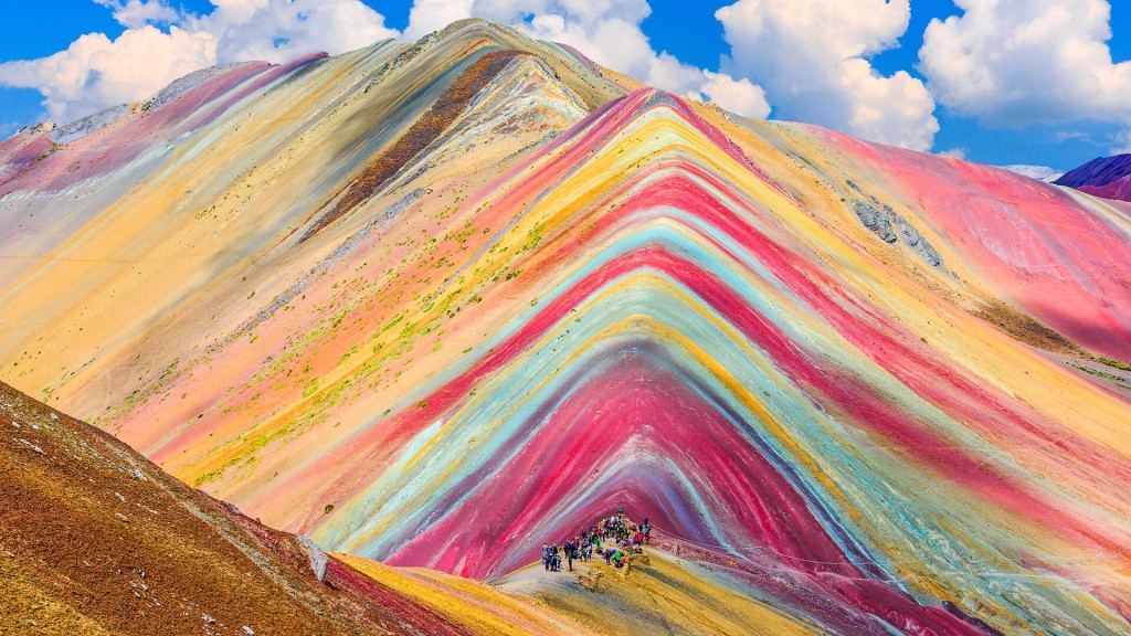 维尼昆卡山海拔超过5200米，经数百万年沉积物累积，其山坡拥有不同鲜艳色调的条状色带。网上图片
