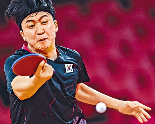 鄭榮植周二在東奧男子乒乓球單打中，與德國選手對戰。