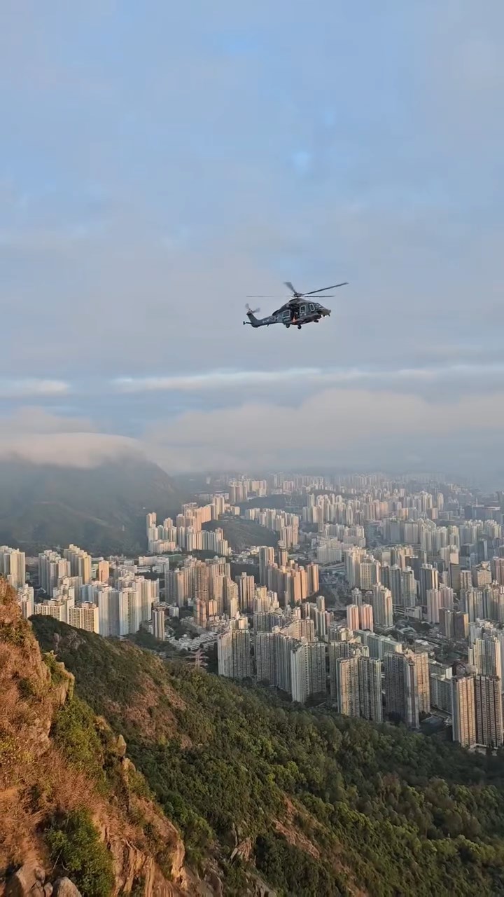 有行山客今日與朋友行獅子山時「拗柴」，需要飛行服務隊直升機到場救走。