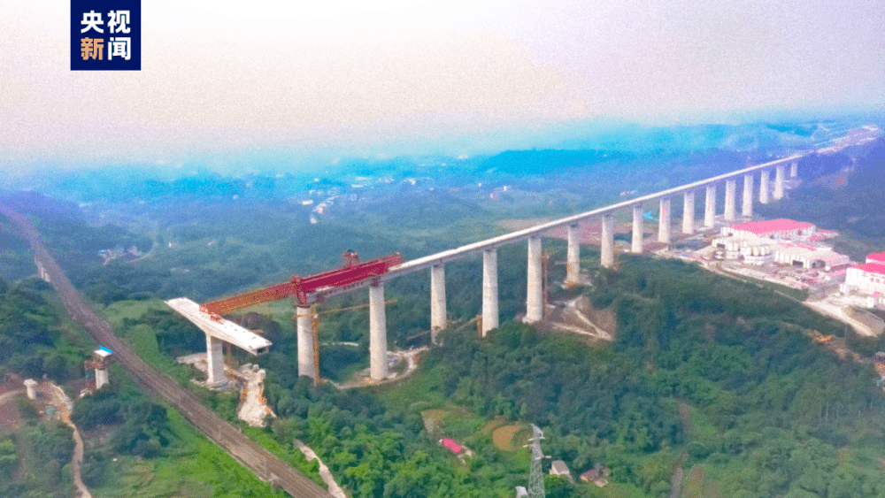 渝昆高鐵建設線上的高架橋。