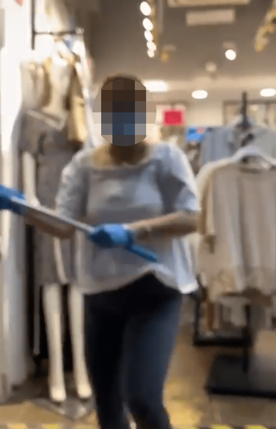 女店员疑用扫帚袭击楼主的母亲。片段截图
