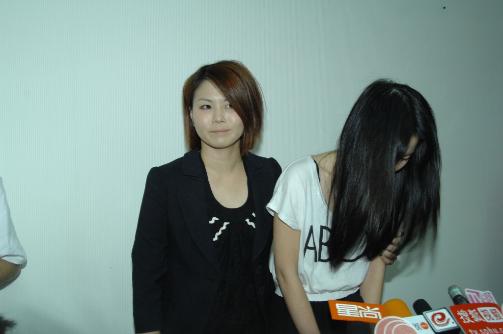 傅颖当日闹出感情风波，由家姐陪同开记者会。