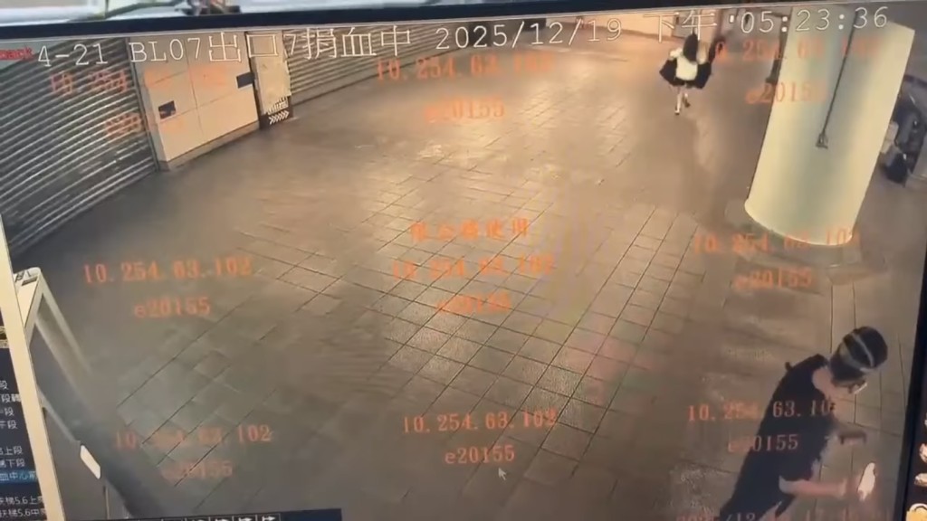 張男在放火燒毀自宅後，隨即展開連環襲擊，先抵達台北車站M7出口地下通道，投擲煙霧震撼彈及汽油彈。 中時