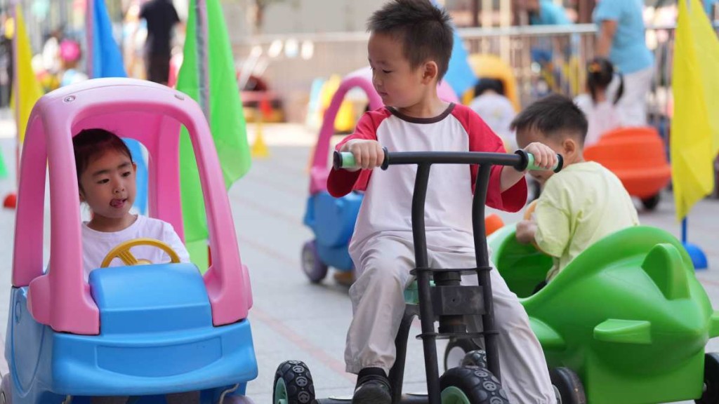 兒童在幼稚園應學習及鍛練自理能力。新華社